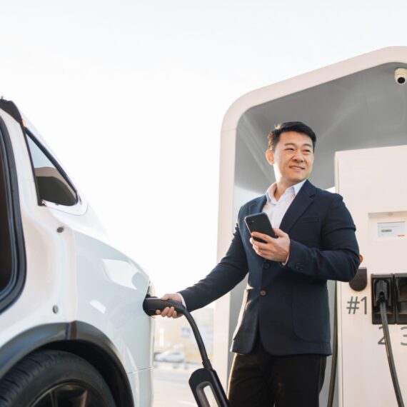 elektryczny samochód - ładowanie